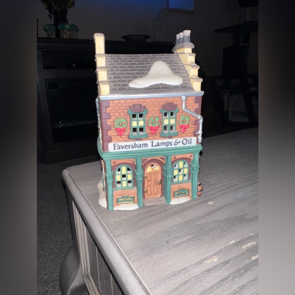 Dept 56 Dickens Village Series #58327- Christmas Faversham Lamps & Oil